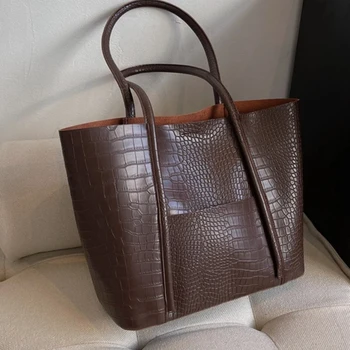 Сумка-тоут, портативная универсальная женская сумка, осень/зима 2024, новая популярная сумка через плечо большой емкости.