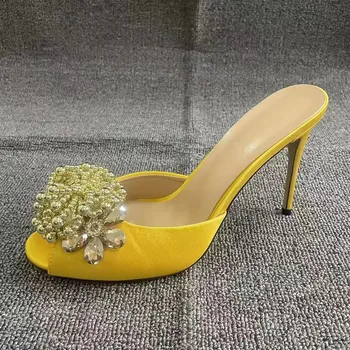 Желтые роскошные атласные босоножки со стразами женские босоножки с открытым носком и бриллиантовым цветком на тонких высоких каблуках женские пикантные вечерние туфли 2