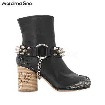 Короткие сапоги с пряжкой на ремне и цепочке с раздельным носком, черные персонализированные ботинки на круглом каблуке в стиле ретро, повседневные модные женские ботинки большого размера 1